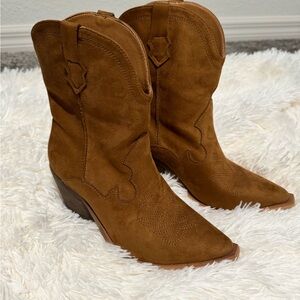 Pointed toe cowgirl boots
